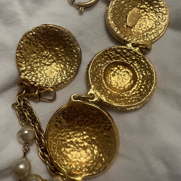 ❤️☝️👏Chanel medallion bracelet ☝️👏❤️Authentic☝️👍🌹🥰 - Picture 9 of 10